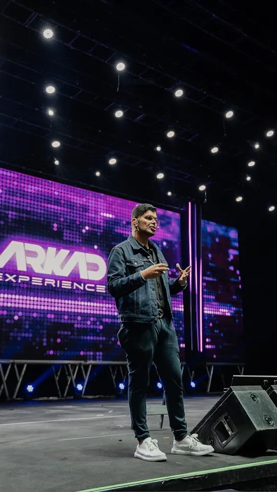 Kaisser no palco do Arkad Experience