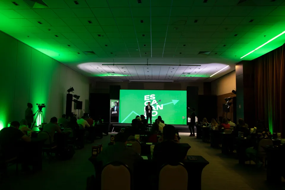 Público e palco da imersão Escalando
