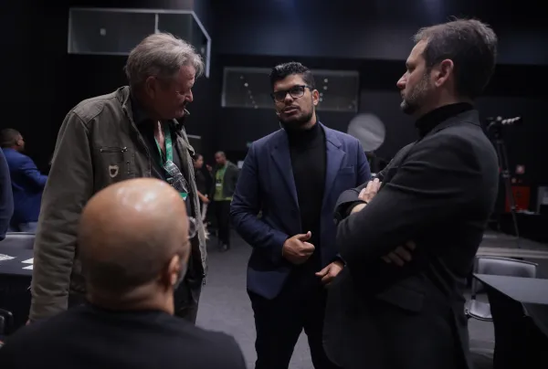 Kaisser conversando com participantes de mentoria