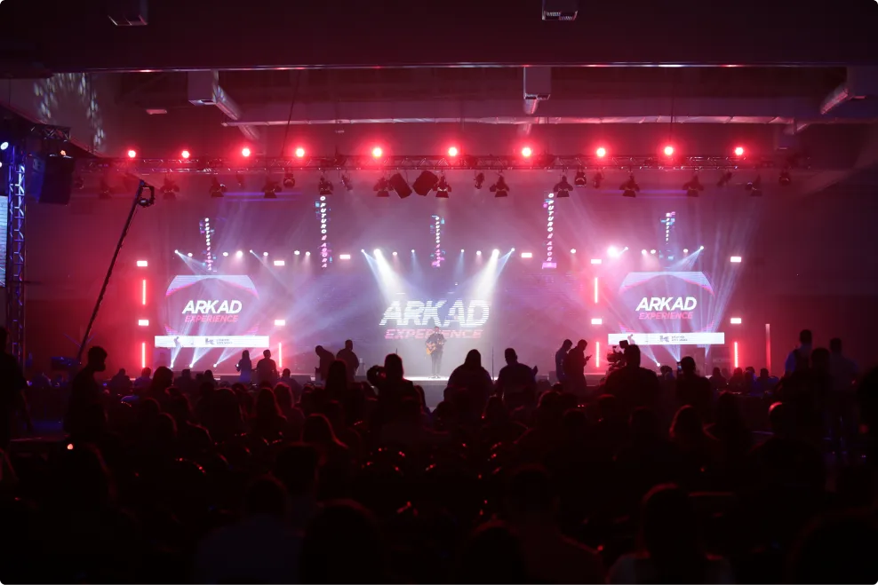 Palco do Arkad Experience com passarela e iluminação rosa